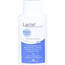 Eine weiße Flasche Shampoo gegen trockene, juckende Kopfhaut.